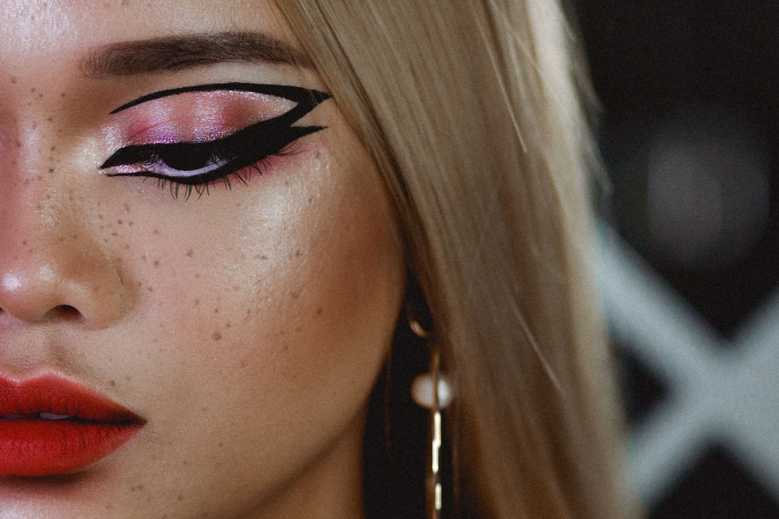 Cómo usar un pop of color sin sobrecargar el look (1)